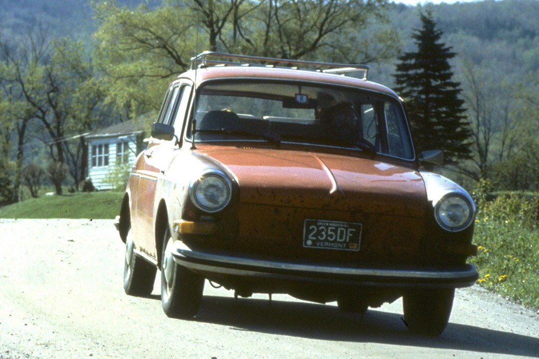 1980 – Oferta & Procura – Um carro desce a rua